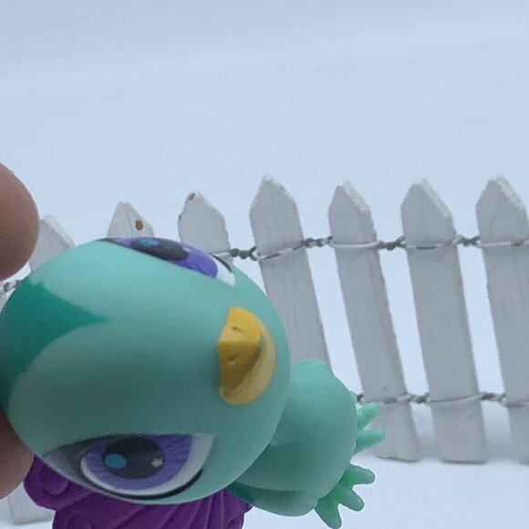 Littlest Pet Shop G4 Blue & Purple Peacock # 2738 Purple Eyes - Picture 2 of 4